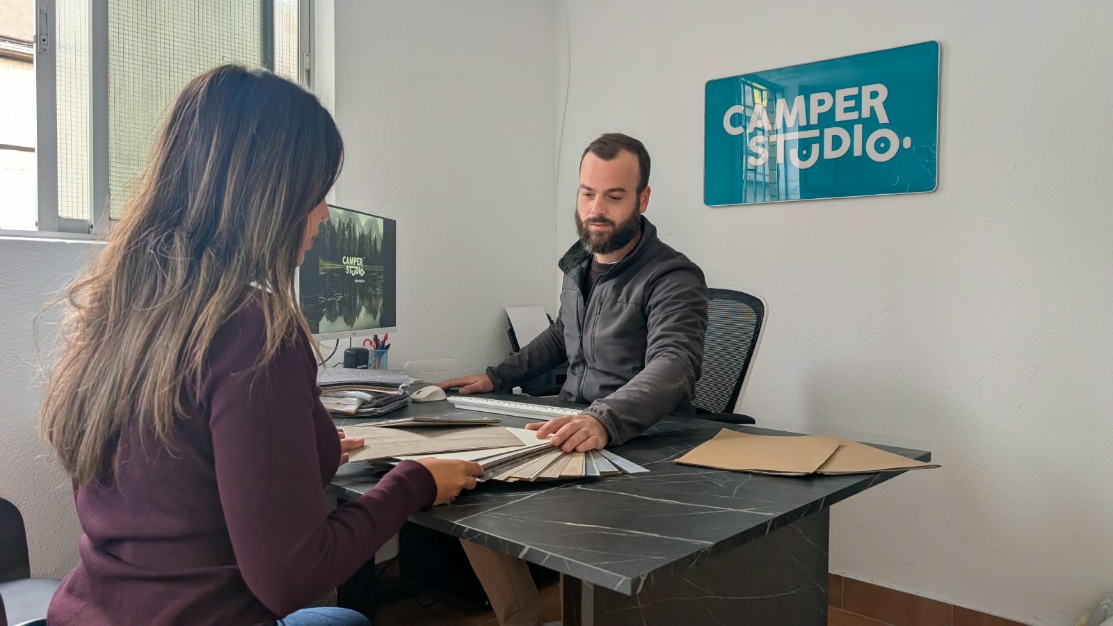Atención al cliente en la oficina de Camper Studio