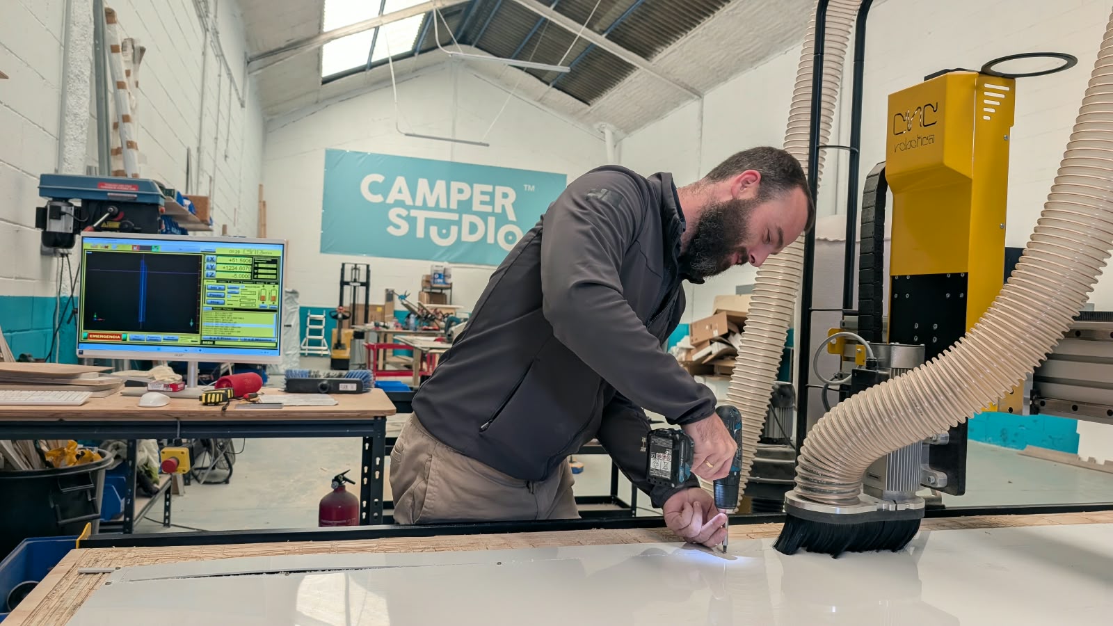 Trabajo artesanal en el taller de Camper Studio